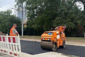 Не прошло и года: на Люстдорфской дороге зарывают ямы, которые разрыли еще в сентябре Не прошло и года: на Люстдорфской дороге зарывают ямы, которые разрыли еще в сентябре