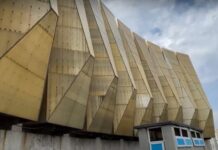В мэрии забрались на крышу Музкомедии: оружия, о котором говорят в РФ, там нет