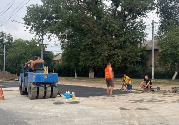 Не прошло и года: на Люстдорфской дороге зарывают ямы, которые разрыли еще в сентябре Не прошло и года: на Люстдорфской дороге зарывают ямы, которые разрыли еще в сентябре