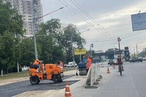 Не прошло и года: на Люстдорфской дороге зарывают ямы, которые разрыли еще в сентябре Не прошло и года: на Люстдорфской дороге зарывают ямы, которые разрыли еще в сентябре
