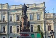 Не успели отмыть: памятник Екатерине || в Одессе снова облили краской